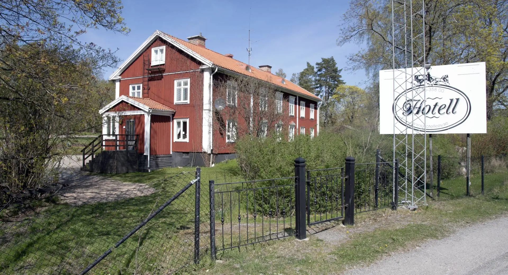 Hotell Krey – fasad med trädgård